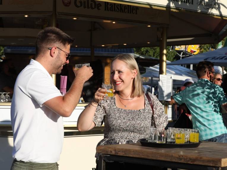 Zwei Personen, die etwas trinken-